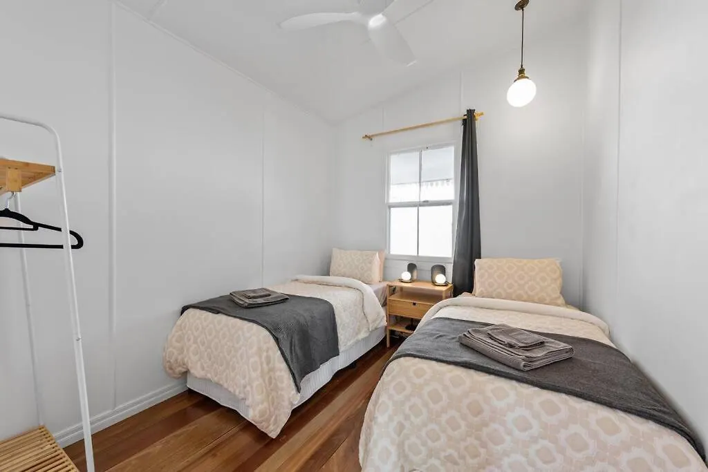 Inside Out! ~ 3 Bed House ~ Toowong Villa Brisbane 0*,