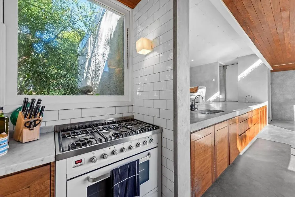 Inside Out! ~ 3 Bed House ~ Toowong location